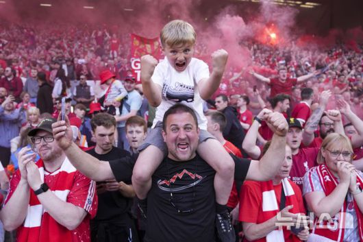 [리버풀=AP/뉴시스] 리버풀 팬들이 27일(현지 시간) 영국 리버풀의 안필드에서 열린 2024-25 프리미어리그 34라운드 토트넘 홋스퍼와의 경기에서 승리해 리그 우승을 확정한 후 환호하고 있다. 리버풀은 손흥민이 부상으로 빠진 토트넘에 5-1로 승리하고 남은 경기 결과에 상관없이 우승을 확정했다. 2025.04.28.