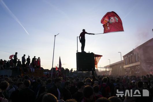 [리버풀=AP/뉴시스] 리버풀 팬들이 27일(현지 시간) 영국 리버풀의 안필드에서 열린 2024-25 프리미어리그 34라운드 토트넘 홋스퍼와의 경기에서 승리해 리그 우승을 확정한 후 경기장 밖에서 환호하고 있다. 리버풀은 손흥민이 부상으로 빠진 토트넘에 5-1로 승리하고 남은 경기 결과에 상관없이 우승을 확정했다. 2025.04.28.