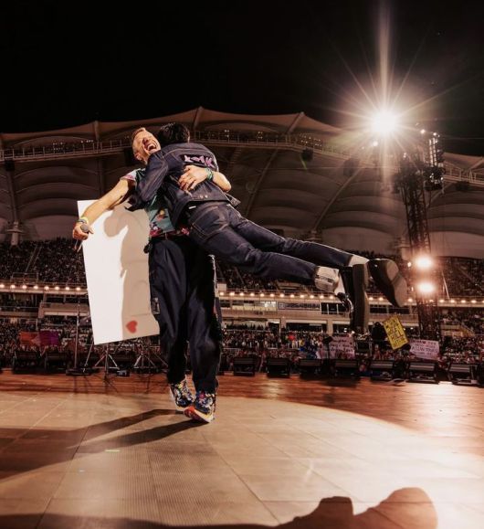 [고양=뉴시스] 세계적인 브릿팝 밴드 '콜드플레이(Coldplay)'가 10일 간의 두 번째 내한공연 여정의 마침표를 찍었다. 지난 16일을 시작으로 18~19일, 22일, 24~25일 경기 고양 고양종합운동장에서 '라이브 네이션 프레젠츠 콜드플레이 : 뮤직 오브 더 스피어스 딜리버드 바이 디에이치엘(LIVE NATION PRESENTS COLDPLAY : MUSIC OF THE SPHERES DELIVERED BY DHL)'을 6회 펼쳤다. 회당 5만명씩 무려 30만명이 운집했다. 역대 내한공연 중 최대 규모로 최다 회차, 최다 관객 기록이다. 해당 사진은 콜드플레이 보컬 크리스 마틴이 깜짝 게스트로 나온 글로벌 슈퍼 그룹 '방탄소년단'(BTS) 진(김석진)을 감싸 안고 빙빙 도는 모습. (사진 = 콜드플레이 인스타그램 캡처) 2025.04.28. photo@newsis.com. *재판매 및 DB 금지 *재판매 및 DB 금지