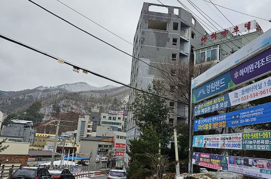 정선군 사북역 앞에 10년 가까이 방치된 폐 건물. 9층 규모의 모텔로 신축하다가 공사가 중단되면서 사북의 흉물이 되고 있다.(사진=뉴시스)  *재판매 및 DB 금지