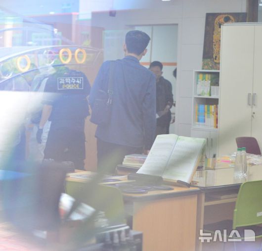 [청주=뉴시스] 서주영 기자 = 28일 흉기 난동 사건이 발생한 충북 청주의 한 고등학교에서 경찰이 현장을 살펴보고 있다. 이 사건으로 교직원 4명과 행인 1명이 부상을 입어 병원으로 옮겨졌다. 2025.04.28. juyeong@newsis.com