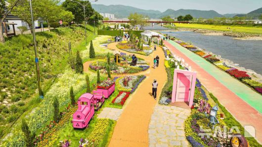 [광주=뉴시스] 전남 화순군은 28일 '2025 화순봄꽃축제' 꽃강길 전시를 오는 5월11일까지 2주간 연장 운영한다고 밝혔다. (사진=화순군 제공). 2025.04.28. photo@newsis.com *재판매 및 DB 금지