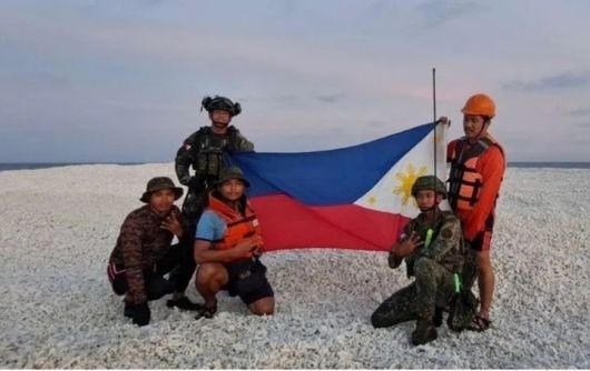 [서울=뉴시스] 필리핀 서해 국가 태스크포스(NTF-WPS)가 남중국해의 3개 모래톱에서 필리핀 국기를 펼쳐 보이는 사진을 27일 공개했다.(출처: BBC) 2025.04.28. *재판매 및 DB 금지
