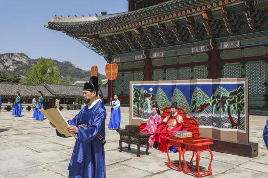 [서울=뉴시스] 경복궁 근정전 앞에서 펼치진 '봄 궁중문화축전' 주요 행인 '시간여행, 세종' (사진=국가유산진흥원 제공) 2025.04.28. photo@newsis.com *재판매 및 DB 금지