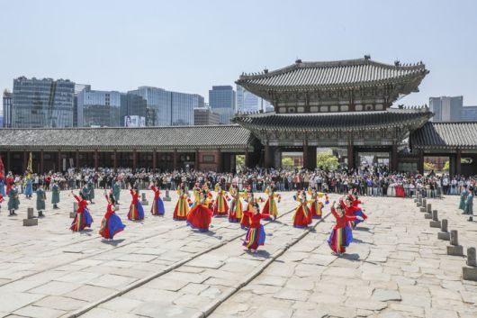 [서울=뉴시스] 경복궁 근정전 앞에서 펼치진 '봄 궁중문화축전' 주요 행인 '시간여행, 세종' (사진=국가유산진흥원 제공) 2025.04.28. photo@newsis.com *재판매 및 DB 금지