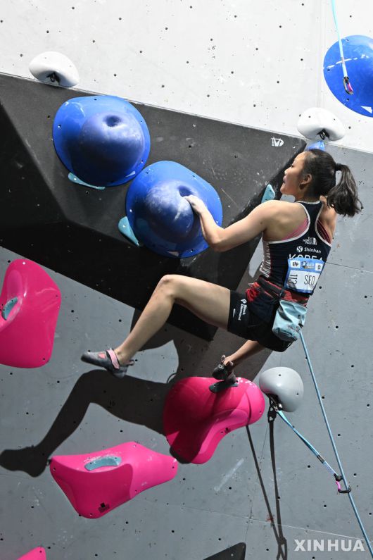 [쑤저우=AP/뉴시스] 서채현이 27일(현지 시간) 중국 쑤저우 우장에서 열린 2025 국제스포츠클라이밍연맹(IFSC) 월드컵 2차 여자부 리드 결승 경기를 펼치고 있다. 서채현은 41점(4분26초)으로 에린 맥니스(영국)와 동률을 이뤄 공동 우승을 차지했다. 2025.04.27