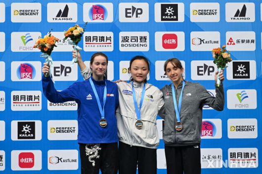 [쑤저우=AP/뉴시스] 서채현(가운데)이 27일(현지 시간) 중국 쑤저우 우장에서 열린 2025 국제스포츠클라이밍연맹(IFSC) 월드컵 2차 여자부 리드 정상에 올라 시상대에서 포즈를 취하고 있다. 서채현은 41점(4분26초)으로 에린 맥니스(영국, 왼쪽)와 동률을 이뤄 공동 우승을 차지했다. 2025.04.27