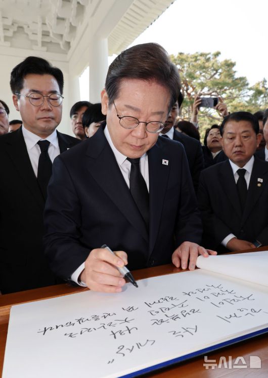[서울=뉴시스] 조성우 기자 = 이재명 더불어민주당 제21대 대통령 선거 후보가 28일 오전 서울 동작구 국립서울현충원 현충탑에 참배를 마친 뒤 방명록을 적고 있다. 2025.04.28. xconfind@newsis.com