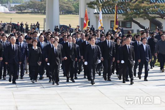 [서울=뉴시스] 조성우 기자 = 이재명 더불어민주당 제21대 대통령 선거 후보가 28일 서울 동작구 국립서울현충원을 찾아 현충탑으로 향하고 있다. (공동취재) 2025.04.28. photo@newsis.com