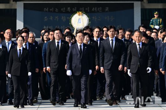 [서울=뉴시스] 조성우 기자 = 이재명 더불어민주당  제21대 대통령 선거 후보와 당 지도부가 28일 서울 동작구 국립서울현충원 현충탑을 찾아 참배 후 대통령 묘소로 향하고 있다. (공동취재) 2025.04.28. photo@newsis.com