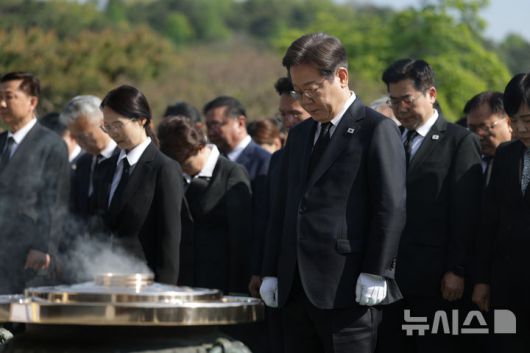[서울=뉴시스] 조성우 기자 = 이재명 더불어민주당 제21대 대통령 선거 후보가 28일 오전 서울 동작구 국립서울현충원을 찾아 현충탑에 묵념하고 있다. (공동취재) 2025.04.28. photo@newsis.com