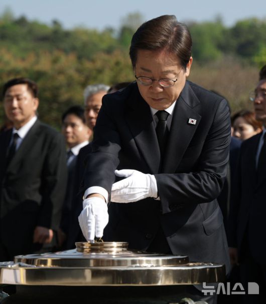 [서울=뉴시스] 조성우 기자 = 이재명 더불어민주당 제21대 대통령 선거 후보가 28일 오전 서울 동작구 국립서울현충원을 찾아 현충탑에 분향하고 있다. (공동취재) 2025.04.28. photo@newsis.com
