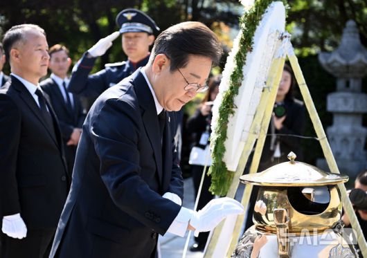 [서울=뉴시스] 조성우 기자 = 이재명 제21대 대통령 선거 더불어민주당 대선 후보가 28일 오전 서울 동작구 국립서울현충원 내 고(故) 이승만 전 대통령 묘역을 찾아 분향하고 있다. (공동취재) 2025.04.28. photo@newsis.com