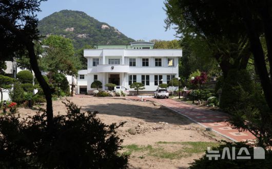 [서울=뉴시스] 조수정 기자 = 서울 종로구 청와대 본관 인근에 자리한 주한 교황청 대사관이 이전했다. 사진은 28일 서울 종로구 기존의 주한 교황청 대사관. 2층짜리 주한 교황청 대사관은 지은 지 60년 이상 되면서 리모델링이 필요해 지난 25일 서울 서초구 서울성모병원 옴니버스파크 건물 6층으로 이전했다. 주한 교황청 대사관은 앞서 교황들이 한국을 방문했을 때 숙소 겸 집무실로 쓰이기도 했다. 성 요한 바오로 2세 교황(1984·1989년), 지난 21일 바티칸에서 향년 88세의 일기로 선종한 프란치스코 교황(2014년)이 방한기간 동안 머물렀다. 2025.04.28. chocrystal@newsis.com