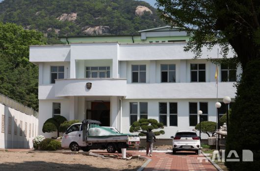 [서울=뉴시스] 조수정 기자 = 서울 종로구 청와대 본관 인근에 자리한 주한 교황청 대사관이 이전했다. 사진은 28일 서울 종로구 기존의 주한 교황청 대사관. 2층짜리 주한 교황청 대사관은 지은 지 60년 이상 되면서 리모델링이 필요해 지난 25일 서울 서초구 서울성모병원 옴니버스파크 건물 6층으로 이전했다. 주한 교황청 대사관은 앞서 교황들이 한국을 방문했을 때 숙소 겸 집무실로 쓰이기도 했다. 성 요한 바오로 2세 교황(1984·1989년), 지난 21일 바티칸에서 향년 88세의 일기로 선종한 프란치스코 교황(2014년)이 방한기간 동안 머물렀다. 2025.04.28. chocrystal@newsis.com