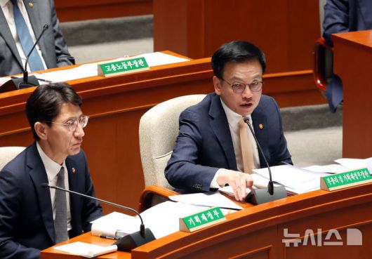 [서울=뉴시스] 고승민 기자 = 28일 서울 여의도 국회에서 열린 제424회 국회(임시회) 예산결산특별위원회 제1차 전체회의에서 최상목 경제부총리 겸 기획재정부 장관이 김형동 국민의힘 의원 질의에 답하고 있다. 2025.04.28. kkssmm99@newsis.com
