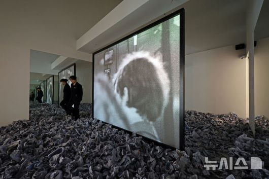 [서울=뉴시스] 박진희 기자 = 푸투라 서울은 28일 서울 종로구 푸투라 서울에서 안소니 맥콜(Anthony McCall) 작가 개인전 '1972-2020 작품' 기자간담회를 갖고 주요 작품을 선보이고 있다. 2025.04.28. pak7130@newsis.com