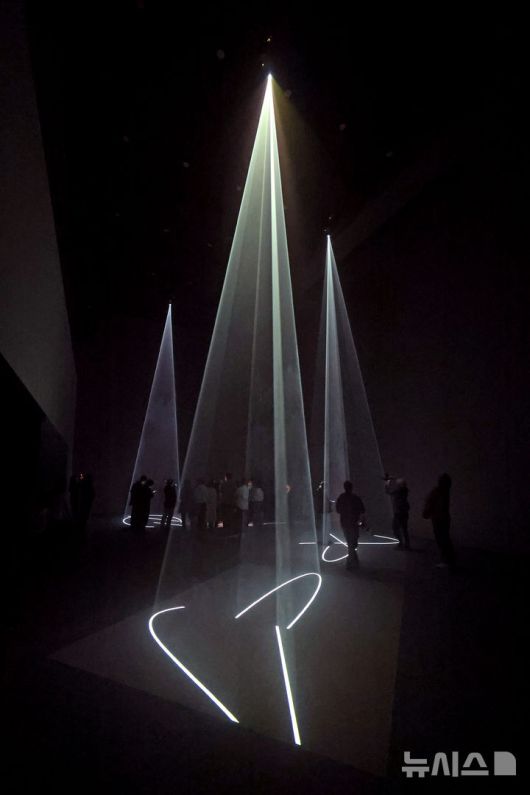 [서울=뉴시스] 박진희 기자 = 푸투라 서울은 28일 서울 종로구 푸투라 서울에서 안소니 맥콜(Anthony McCall) 작가 개인전 '1972-2020 작품' 기자간담회를 갖고 작품 'Between You and I(당신과 나 사이)'를 선보이고 있다. 2025.04.28. pak7130@newsis.com