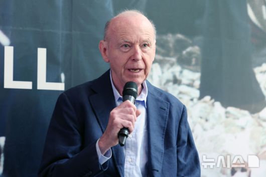 [서울=뉴시스] 박진희 기자 = 안소니 맥콜(Anthony McCall) 작가가 28일 서울 종로구 푸투라 서울에서 개인전 '1972-2020 작품' 기자간담회를 하고 있다. 2025.04.28. pak7130@newsis.com