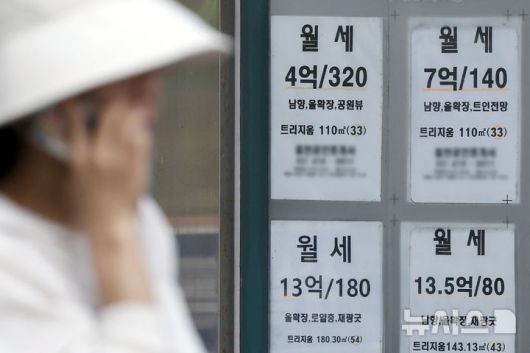 [서울=뉴시스] 최동준 기자 = 대법원 등기정보광장 집계를 보면 올해 1분기 서울에서 확정일자를 받은 주택 임대 계약 23만3천여 건 가운데 월세 계약이 6만2천여 건으로 64.6%를 차지하며 월세 비중 분기 기준 최대를 기록했다.사진은 지난달 28일 서울 시내 부동산 모습. 2025.05.15. photocdj@newsis.com