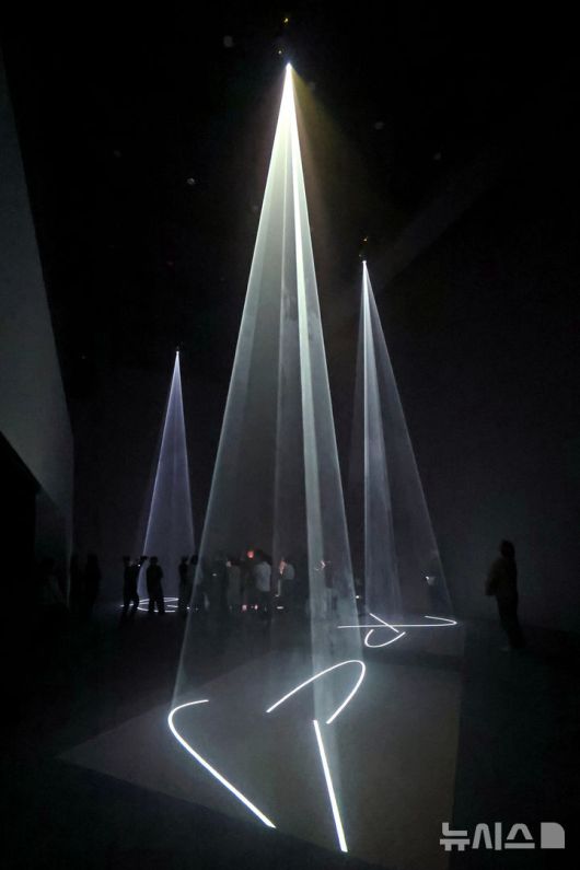 [서울=뉴시스] 박진희 기자 = 푸투라 서울은 28일 서울 종로구 푸투라 서울에서 안소니 맥콜(Anthony McCall) 작가 개인전 '1972-2020 작품' 기자간담회를 갖고 작품 'Between You and I(당신과 나 사이)'를 선보이고 있다. 2025.04.28. pak7130@newsis.com