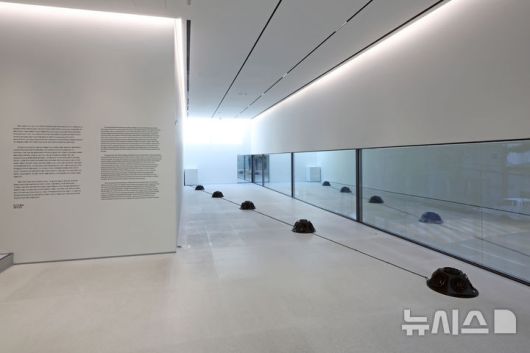 [서울=뉴시스] 박진희 기자 = 푸투라 서울은 28일 서울 종로구 푸투라 서울에서 안소니 맥콜(Anthony McCall) 작가 개인전 '1972-2020 작품' 기자간담회를 갖고 주요 작품을 선보이고 있다. 2025.04.28. pak7130@newsis.com