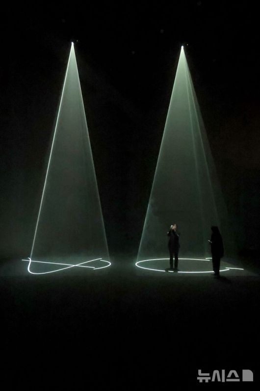 [서울=뉴시스] 박진희 기자 = 푸투라 서울은 28일 서울 종로구 푸투라 서울에서 안소니 맥콜(Anthony McCall) 작가 개인전 '1972-2020 작품' 기자간담회를 갖고 작품 'Between You and I(당신과 나 사이)'를 선보이고 있다. 2025.04.28. pak7130@newsis.com