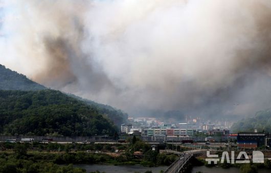 [대구=뉴시스] 이무열 기자 = 28일 오후 2시 1분쯤 대구 북구 노곡동 함지산에서 불이 나 연기가 바람을 타고 도심으로 번지고 있다. 2025.04.28. lmy@newsis.com