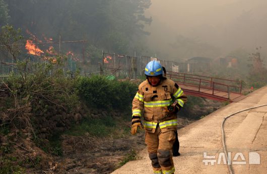 [대구=뉴시스] 이무열 기자 = 28일 오후 2시 1분쯤 대구 북구 노곡동 함지산에서 발생한 산불이 인근인 조야동 민가까지 확산하고 있다. 2025.04.28. lmy@newsis.com