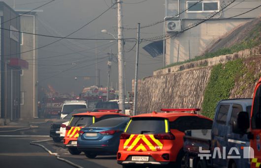 [대구=뉴시스] 이무열 기자 = 28일 오후 2시 1분쯤 대구 북구 노곡동 함지산에서 발생한 산불이 인근인 조야동 민가까지 확산하고 있다. 2025.04.28. lmy@newsis.com
