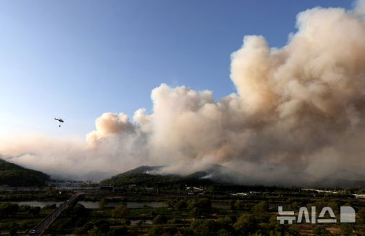 [대구=뉴시스] 이무열 기자 = 28일 오후 2시 1분쯤 대구 북구 노곡동 함지산에서 불이 나 소방헬기가 진화작업을 하고 있다. 2025.04.28. lmy@newsis.com