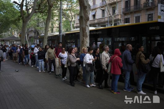 [바르셀로나=AP/뉴시스] 28일(현지 시간) 스페인에서 대규모 정전 사태가 발생해 바르셀로나 시민들이 버스 정류장에 몰려 있다. 이날 스페인과 포르투갈에서 발생한 대규모 정전으로 기차, 지하철, 항공기 등 주요 교통수단이 마비되며 피해가 잇따랐다. 2025.04.29.