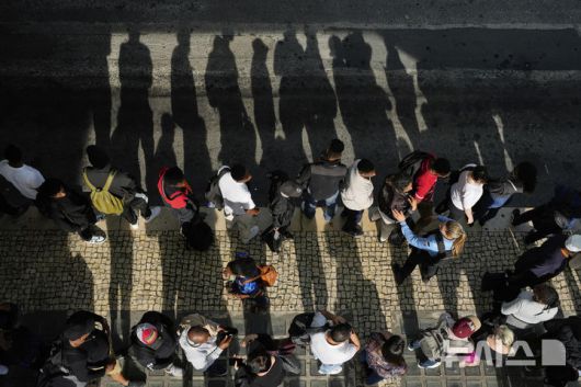 [리스본=AP/뉴시스] 28일(현지 시간) 포르투갈에서 전국적인 정전 사태가 발생해 기차와 지하철 운행이 중단되자 시민들이 환승장에서 버스를 기다리고 있다. 2025.04.29.