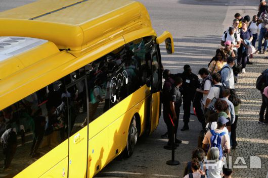 [리스본=AP/뉴시스] 28일(현지 시간) 포르투갈에서 전국적인 정전 사태가 발생해 기차와 지하철 운행이 중단되자 시민들이 환승장에서 버스 탑승을 기다리고 있다. 2025.04.29.