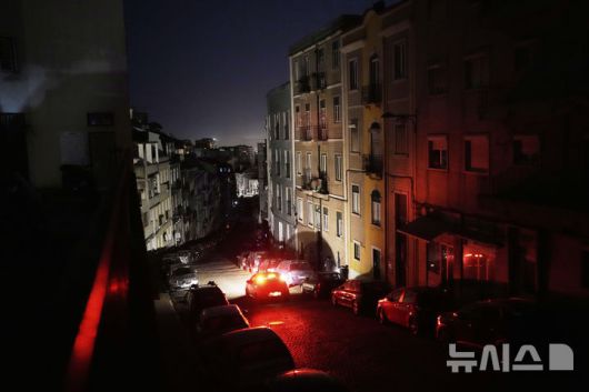 [리스본=AP/뉴시스] 28일(현지 시간) 포르투갈에서 전국적인 정전 사태가 발생해 리스본에서 자동차 한 대가 가로등이 꺼진 거리를 주행하고 있다. 2025.04.29.