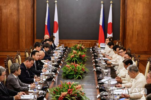 [마닐라=AP/뉴시스]필리핀을 방문한 이시바 시게루(왼쪽 3번째) 일본 총리는 29일 페르디난드 마르코스(오른쪽 3번째) 대통령과 마닐리 말라카낭궁에서 회담하고 있다. 2025.04.29.