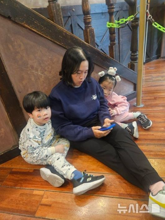 [서울=뉴시스]엄마 골퍼 안선주(가운데)와 쌍둥이 자녀들. (사진=KLPGA 제공)