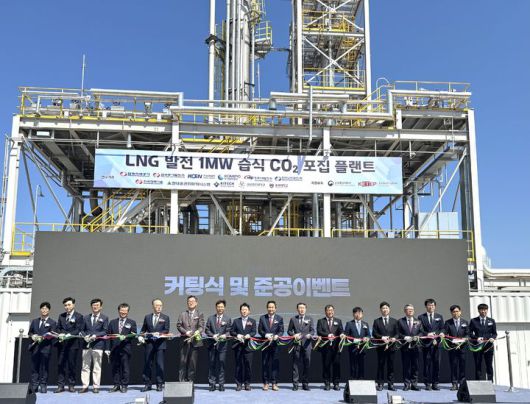 [울산=뉴시스] 한국에너지기술평가원 이재설 기술혁신본부장, 한국동서발전 도순구 미래사업단장, 울산시 안승대 행정부시장, 한국전력공사 문일주 CTO, 한국전력기술 김일배 부사장 등 기관 임원들이 29일 남구 울산발전본부에서 LNG 발전용 이산화탄소 포집 플랜트 준공식에서 커팅식을 하고 있다. (사진=한국동서발전 제공) 2025.04.29.  photo@newsis.com *재판매 및 DB 금지