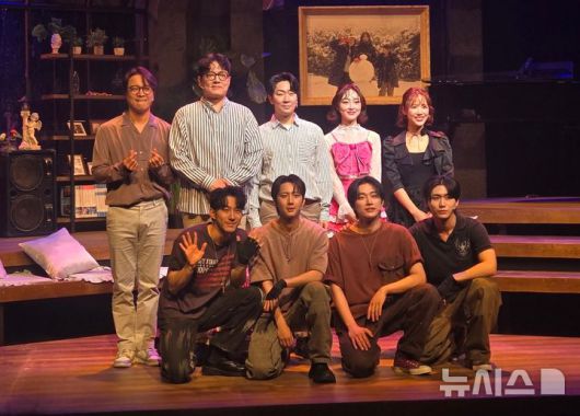 [서울=뉴시스]김주희 기자=뮤지컬 '사랑은 비를 타고' 프레스콜이 29일 백암아트홀에서 열렸다. 2025.04.29.