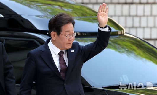 [서울=뉴시스] 추상철 기자 = 이재명 더불어민주당 제21대 대통령 선거 후보가 29일 오전 서울 서초구 서울중앙지방법원에서 '대장동 배임 및 성남FC 뇌물 의혹' 혐의와 관련 공판에 출석하며 지지자를 향해 손을 흔들고 있다. 2025.04.29. scchoo@newsis.com