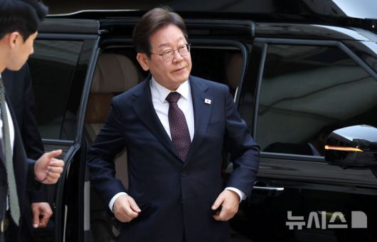 [서울=뉴시스] 추상철 기자 = 이재명 더불어민주당 제21대 대통령 선거 후보가 지난 4월 29일 오전 서울 서초구 서울중앙지방법원에서 '대장동 배임 및 성남FC 뇌물 의혹' 혐의와 관련 공판에 출석하고 있다. 2025.05.06. scchoo@newsis.com