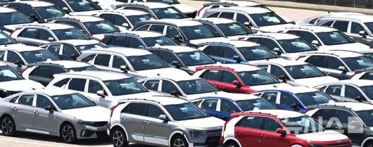 [평택=뉴시스] 김종택 기자 = 29일 경기 평택항 자동차 전용부두에 선적을 기다리는 수출용 차량이 세워져 있다. 2025.04.29. jtk@newsis.com