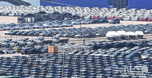 [평택=뉴시스] 김종택 기자 = 29일 경기 평택항 자동차 전용부두에 선적을 기다리는 수출용 차량이 세워져 있다. 2025.04.29. jtk@newsis.com