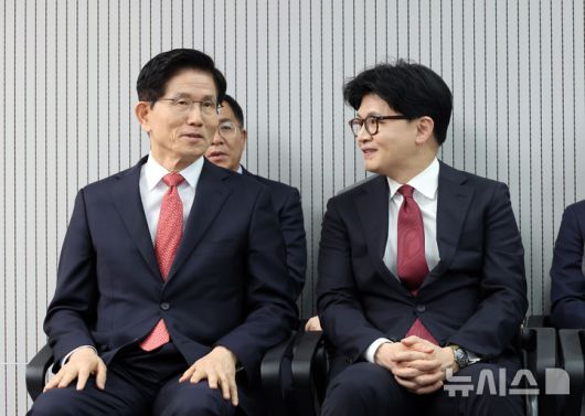 [서울=뉴시스] 고승민 기자 = 29일 서울 여의도 국민의힘 당사에서 열린 제21대 대통령 후보자 국민의힘 3차 경선 진출자 발표 행사에서 결과 발표 전 김문수, 한동훈 후보가 대화하고 있다. 2025.04.29. kkssmm99@newsis.com