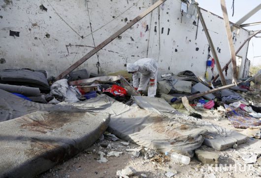 [사나=신화/뉴시스]지난달 28일(현지 시간) 예멘 사다주에서 조사관들이 미군의 공습으로 파괴된 이주민 센터 잔해를 조사하고 있다. 예멘 후티 반군은 미국이 아프리카 국가 출신 이주민들을 위한 쉼터를 공습해 최소 68명이 숨지고 47명이 부상했다고 밝혔다. 2025.04.29.