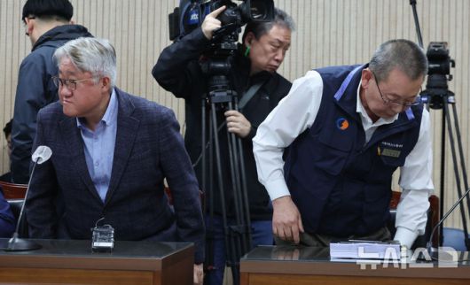 [서울=뉴시스] 황준선 기자 = 김정환(왼쪽) 서울시버스운송사업조합 이사장과 박점곤 전국자동차노동조합연맹 서울시버스노동조합 위원장이 지난달 29일 오후 서울 영등포구 서울지방노동위원회에서 열린 서울 시내버스 노사 조정 회의가 중단되자 자리를 나서고 있다. 2025.04.29. hwang@newsis.com