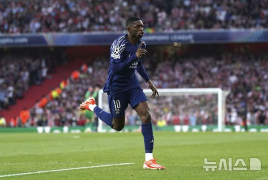 [런던=AP/뉴시스] 파리 생제르맹(PSG, 프랑스)의 우스만 뎀벨레가 지난달 29일(현지 시간) 영국 런던 에미레이츠 스타디움에서 열린 2024-25 유럽축구연맹(UEFA) 챔피언스리그(UCL) 아스널과의 준결승 1차전 전반 4분 선제골을 넣고 세리머니하고 있다. 이강인이 결장한 PSG가 1-0으로 승리하고 UCL 결승에 한발 먼저 다가섰다. 2025.04.30.