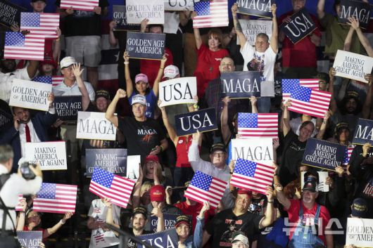 [워런(미시간주)=AP/뉴시스] 29일(현지 시간) 미국 미시간주 워런의 머콤 카운티 커뮤니티 컬리지 스포츠 엑스포 센터에서 열린 도널드 트럼프 미국 대통령 취임 100일 기념 집회에서 지지자들이 환호하고 있다. 2025.04.30.