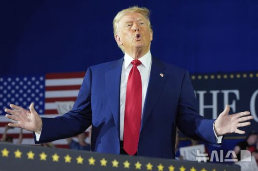 [워런(미시간주)=AP/뉴시스]도널드 트럼프 미국 대통령이 29일(현지 시간) 미시간주 워런의 머콤 카운티 커뮤니티 컬리지 스포츠 엑스포 센터에서 취임 100일 기념 집회를 열고 지지자들의 환호에 포즈를 취하고 있다. 2025.04.30.