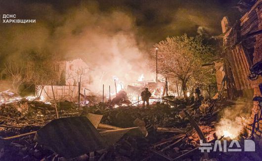 [하르키우=AP/뉴시스] 우크라이나 비상사태국이 제공한 사진에 지난 4월30일(현지 시각) 우크라이나 하르키우에서 소방관들이 러시아의 드론 공격으로 발생한 아파트 건물 화재를 진압하고 있다. 미국이 러시아 드론 요격용 신관을 우크라이나에 지원하지 않고 중동 주둔 미군으로 전용했다. 2025.06.5.